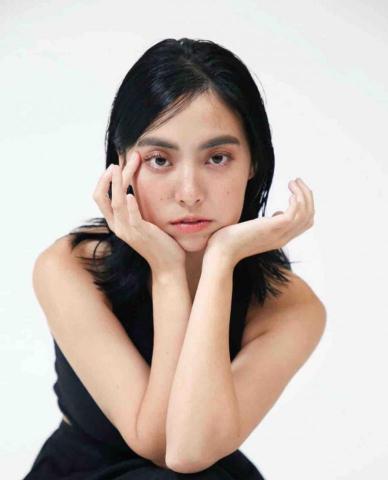 Amber Chen 妝髮造型師 - Model Card（ 清透雀斑妝+微濕髮）