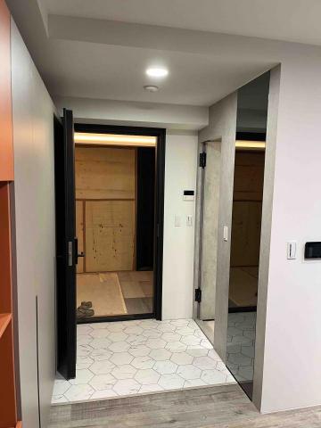 築家室內裝潢工程 - 新建案: 烏日區 
  客變1.  六角磚 落塵區 
  客變2. 浴室入口 隱藏門 (清水模系列)
  客變3  新增連身鏡 莰入牆面造型 築家室內裝潢工程 - 新建案: 烏日區 
  客變1.  六角磚 落塵區 
  客變2. 浴室入口 隱藏門 (清水模系列)
  客變3  新增連身鏡 莰入牆面造型