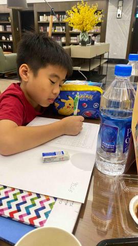 施天心 - 與學生共同完成課程作業