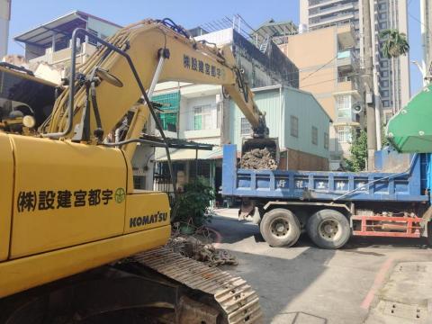 鴻升工程 - 高市公告危樓拆除工程廢土石清運17噸22台。 鴻升工程 - 高市公告危樓拆除工程廢土石清運17噸22台。