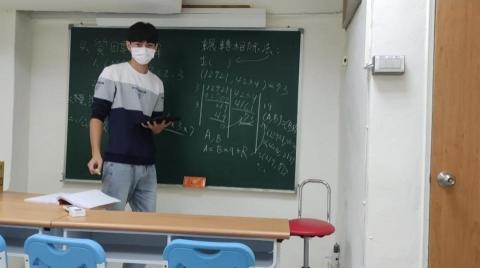 鄭光希 - 在東德教育教學國中數學