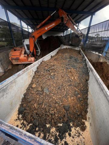 順峰 小波弟  - 清運 土方 水泥塊 營建料 等等