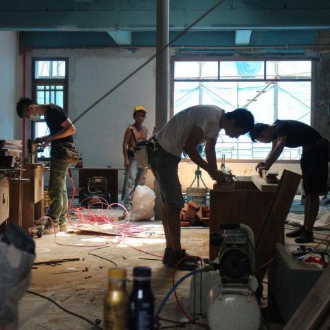 什木工地有限公司 - 私有老建築.新州屋 --
歷史門窗修繕.新製、樓梯踏階、隔間工程、跟其他整建工作