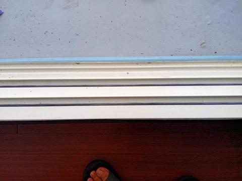 小玫居家清潔 - 窗溝清潔前後