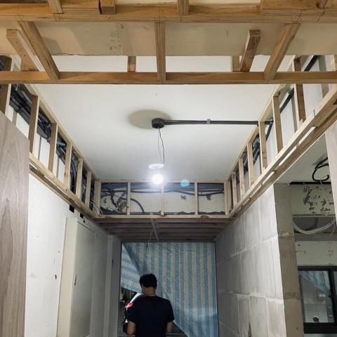 什木工地有限公司 - 木作施工.住宅案 --
立體天花、包梁、實木貼皮門斗.門片製作、牆體包覆、隔間、拉門、櫃體、層板、桌面