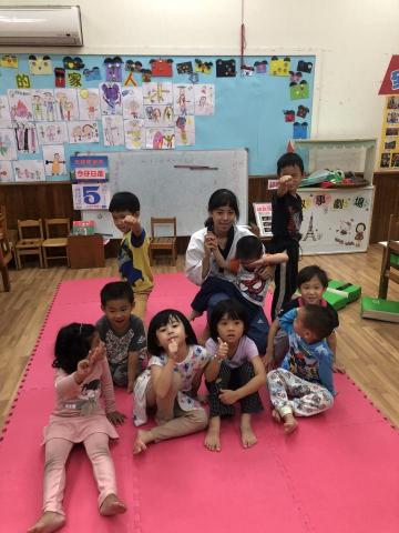 黃佩琳 - 幼稚園教學，在上課過程中也會將遊戲融入跆拳道裡。