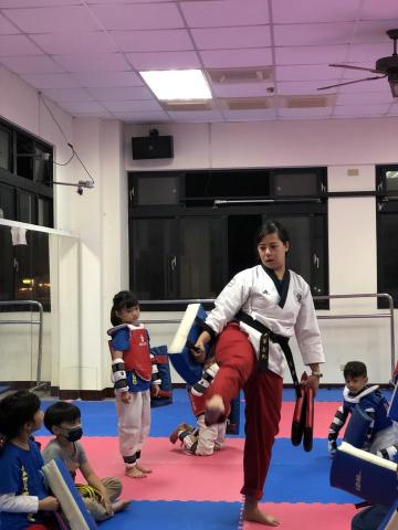 黃佩琳 - 示範對練常會運用到的動作