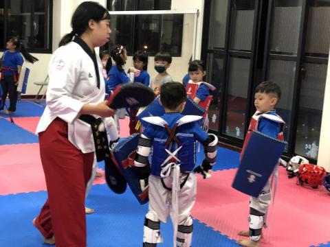 黃佩琳 - 對練教學，教導小朋友如何防禦與進攻
來保護自己