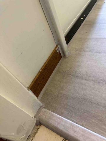 晶赫地板，裝潢五金，鋁框橫拉門 - 師傅打矽利康的功夫 晶赫都強力嚴格要求和把關