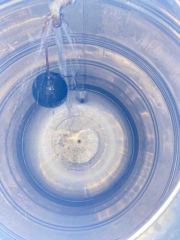 陳又健/翔奕水電企業社 - 住戶缺水，查修原因為颱風過後，水塔蓋子飛了，落葉堵塞出水管，造成上水塔及下水池都沒水，協助清洗水塔內落葉及管路疏通