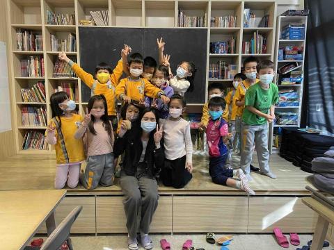 尤紹函 - 於教室合影