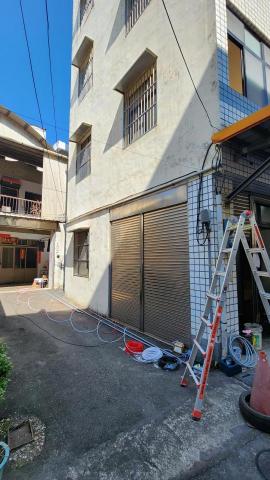 水電葉師傅 - 新設電錶。入屋線走外牆配明管，直接釘上去！！