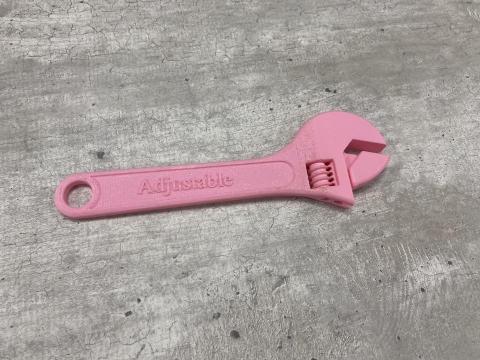 阿強匠心工作室 - 
這是一隻栩栩如生的3D列印板手，細緻呈現每個部位的立體感，從指節到工具紋理都精細呈現。獨特的外形展現了對板手結構的深入了解，並運用3D列印技術及材質調校呈現觸感。歡迎聯絡我，根據您的喜好打造獨特的3D列印板手。