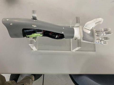 阿強匠心工作室 - 這是一款栩栩如生的3D列印義肢，細緻呈現每個部位的立體感，從關節到表面紋理都淋漓盡致。義肢的線條設計既符合人體工學，又展現了現代科技的融合。已經實現了精密的3D列印技術，使得義肢內部容納電子零件和馬達，並且能夠連接上網路，提供更多智能功能。這不僅是一個實用的輔助工具，更是一件融合美感、先進科技和便捷功能的藝術品。