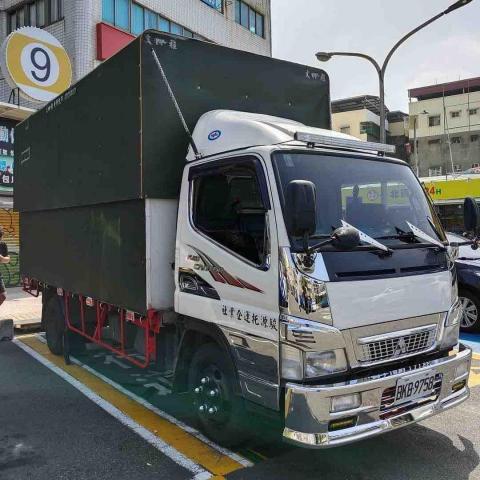 駿源全台搬家托運 - 車輛介紹 1、此車輛為搬家服務車輛
物品不日曬雨林 保護完善 安心運送