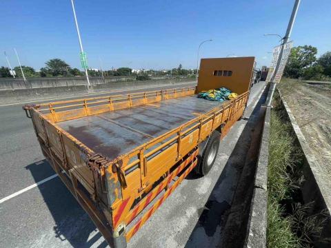 駿源全台搬家托運 - 車輛介紹 4、此車輛為17噸斗車22呎 如需要大車客戶 駿源也有服務