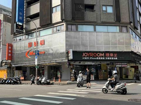 莊志偉 - #浩鑫不銹鋼
#摩曼頓
#外牆
#不銹鋼洞洞板外牆