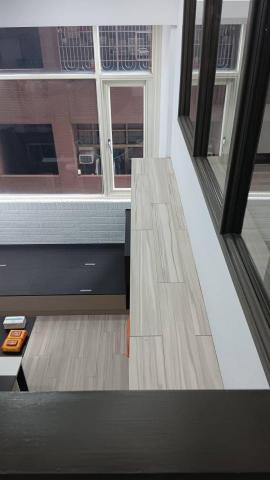 大弘清潔工程行 - 樓中樓，窗框外平台，玻璃窗框清潔作業完成圖