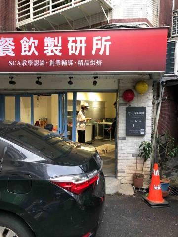 翁震宇 - 咖啡店木製門窗改色冷烤