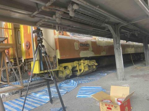 永平塗裝設計 - 高雄台鐵火車外殼保養 噴漆 送去台北博物館展覽 現場全程錄影施工 為我們的小時候的回憶保留完整的紀錄 永平塗裝設計 - 高雄台鐵火車外殼保養 噴漆 送去台北博物館展覽 現場全程錄影施工 為我們的小時候的回憶保留完整的紀錄