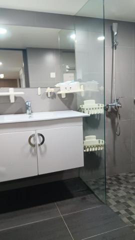 大弘清潔工程行 - 水垢去除清潔作業後，玻璃亮度