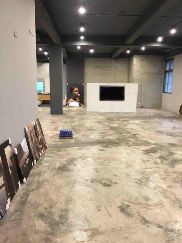 翁震宇 - 天花板及樑柱噴深咖啡黑、牆面灰色調，整間設計開放式空間