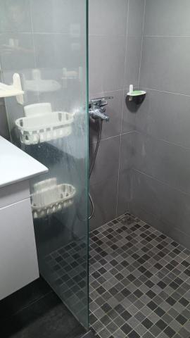 大弘清潔工程行 - 水垢清除作業中，藥水噴塗