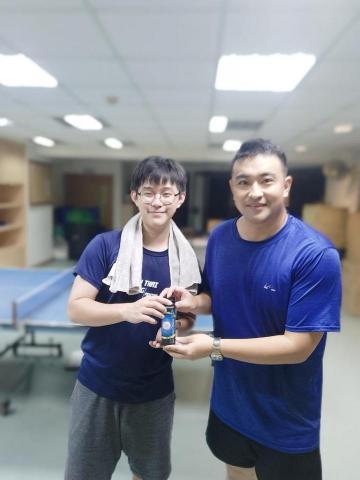 張敬彬 - 小宏在國小打過球隊，但中學後已停止打球很久，為了找回球感回球場打球報名上課，重新建立步法訓練