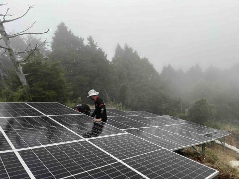 翼鳴有限公司 鋼鋁工程 - 骨架完成安裝太陽能能板