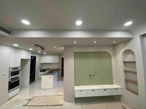 緯盛油漆（林先生） - 地點：三重
裝潢場：天花及牆面奶茶色
            造型電視牆抹茶色