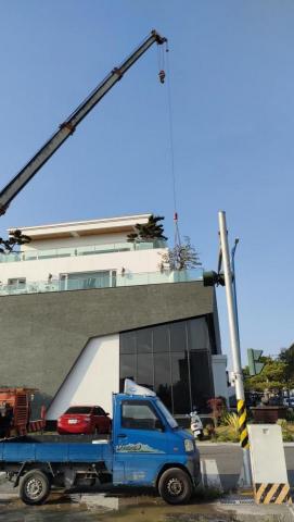 八風園藝 - 嘉義呂董事長委託大型盆栽,因排水不良,進行介質更換作業(作業前置與吊掛作業進行中)