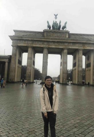 許新茂 Morris - 2023德國柏林布蘭登堡門前