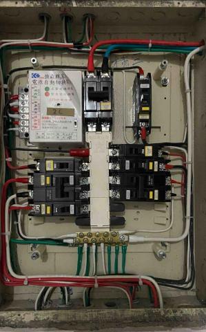 賴金鴻 - 新建大樓 電斷路器電線安裝定位
