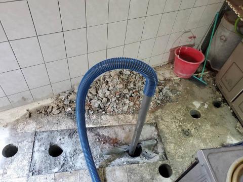 上佑妮事業有限公司 - 化糞池隔層阻塞
化糞池整理開孔