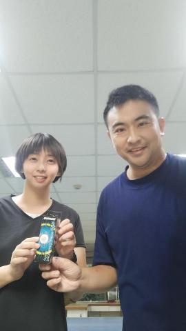 張敬彬 - 小芸是大學桌球系隊球員，大學憑藉著運動細胞摸索在打桌球，特地上課紮實訓練基本功