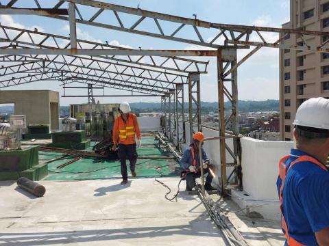 邑光防水隔熱工程 - 屋頂防水隔熱（施工中照片）中華電信大樓。