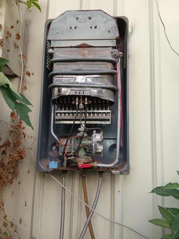 水電修繕,浴室修繕,廚房規劃 - 客戶熱水器無法電火,寒冷日子,還是要先趕來維修。 水電修繕,浴室修繕,廚房規劃 - 客戶熱水器無法電火,寒冷日子,還是要先趕來維修。