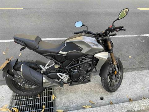 請上網打關鍵字  極遞聯合運輸中心  點FB+賴聯繫 - 高雄-汐止（紅牌重機）