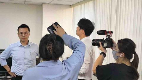 王呈功｜演藝事業 - 臺中市政府社會局《國際身障日》宣導片情境拍攝現場，飾演一位跟部屬因認知落差而起小爭執的長官