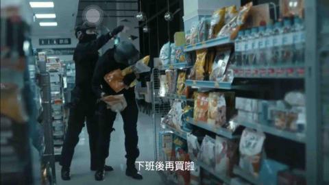 王呈功｜演藝事業 - 左邊打頭盔的學長