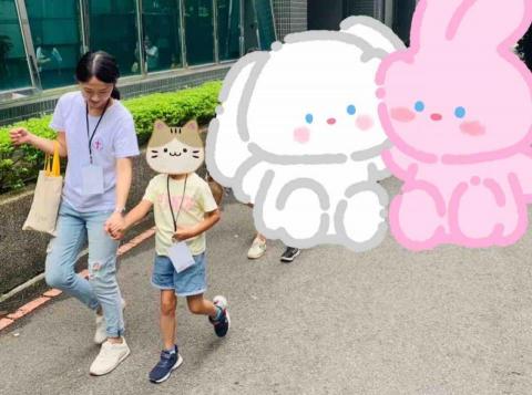 李旻其 - 帶小朋友到附近學校參與團康活動