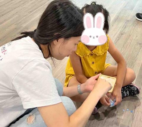 李旻其 - 帶領小朋友製作馬賽克杯墊