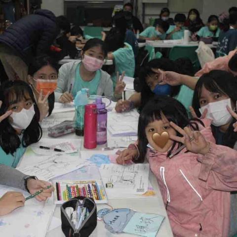 Tiffany Hung - 勞作繪畫