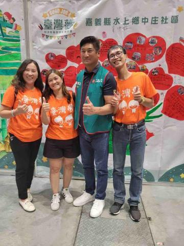 林容德 藝術家 - 中國信託台灣夢 嘉義水上社區彩繪教學 台北南港 與辜仲諒董事長合照