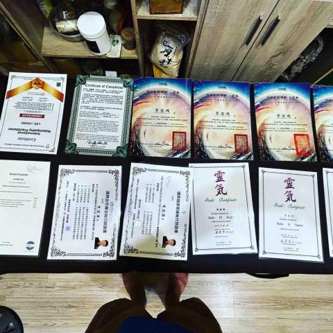 貓吐司 - 很多證照的照片