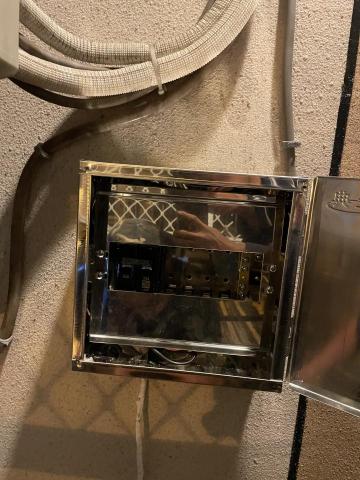 吳杰軒 - 空調室外供電開關箱分路安裝設置