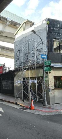 穩事達實業社 - 台北市(橋下披薩店)__外牆藝術塗鴉。 穩事達實業社 - 台北市(橋下披薩店)__外牆藝術塗鴉。