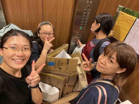 喜樂光工作室(大掃除、極細清潔、居家清潔) - 當初在白浪收納服務客戶,我親愛的主整聊師和開心的大家夥們收完客戶家紙箱準備回收後「散會」的開心照片。:) 喜樂光工作室(大掃除、極細清潔、居家清潔) - 當初在白浪收納服務客戶,我親愛的主整聊師和開心的大家夥們收完客戶家紙箱準備回收後「散會」的開心照片。:)