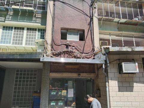 威辰企業社 - 更換梯間白鐵雨遮