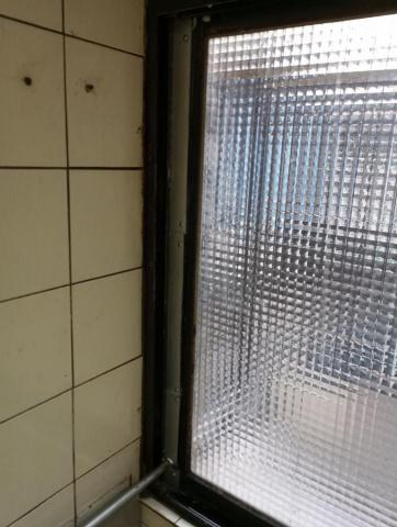 嘉澤滅鼠封堵防治工程 - 左側活動窗台鋁板封堵防鼠,可開窗 嘉澤滅鼠封堵防治工程 - 左側活動窗台鋁板封堵防鼠,可開窗